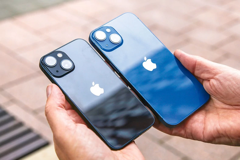 iPhone 12 mini (po lewej) i iPhone 12, czarny i niebieski