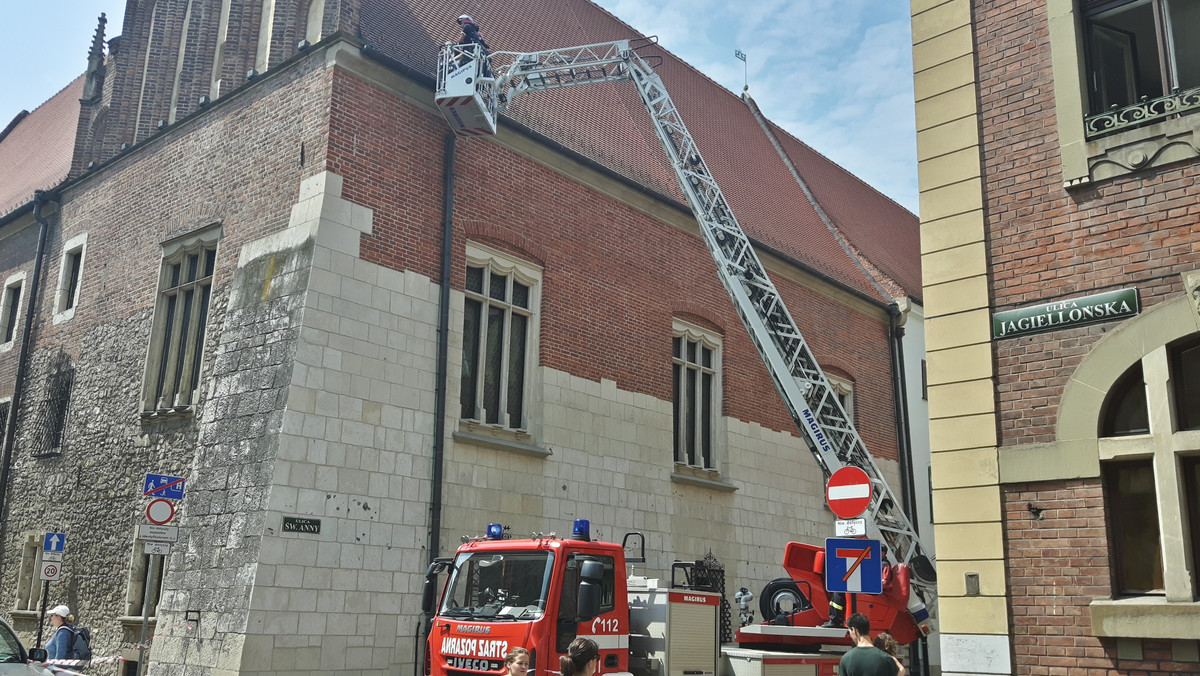 Do niebezpiecznego zdarzenia doszło na ulicy św. Anny w pobliżu skrzyżowania z ul. Jagiellońską. Z budynku Colegium Maius spadła dachówka. Nikomu nic się nie stało.