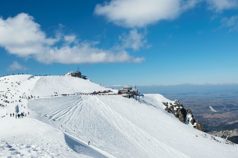 Kasprowy Wierch w Tatrach (1987 m n.p.m.) – widok na stację TOPR i budynek kolejki linowej.