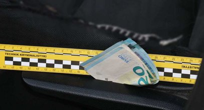 Banknoty w fotelu kierowcy. Tak chciał uniknąć mandatu. Teraz grozi mu o wiele więcej