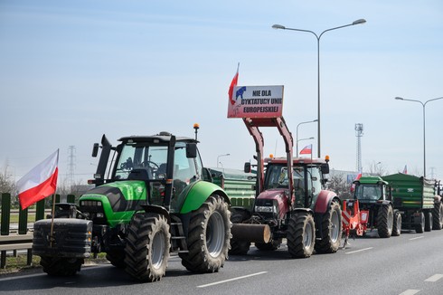 Dąbrówka, blokada drogi S11 / fot. PAP