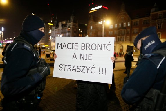 Policja spisuje uczestników demonstracji w Katowicach