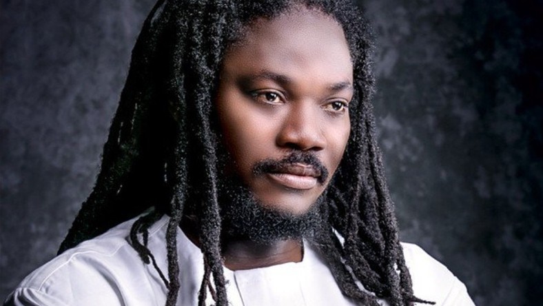 Daddy Showkey has come out to slam the government over the manner at which Naira Marley was treated during his arraignment in court [Faces International Magazine]