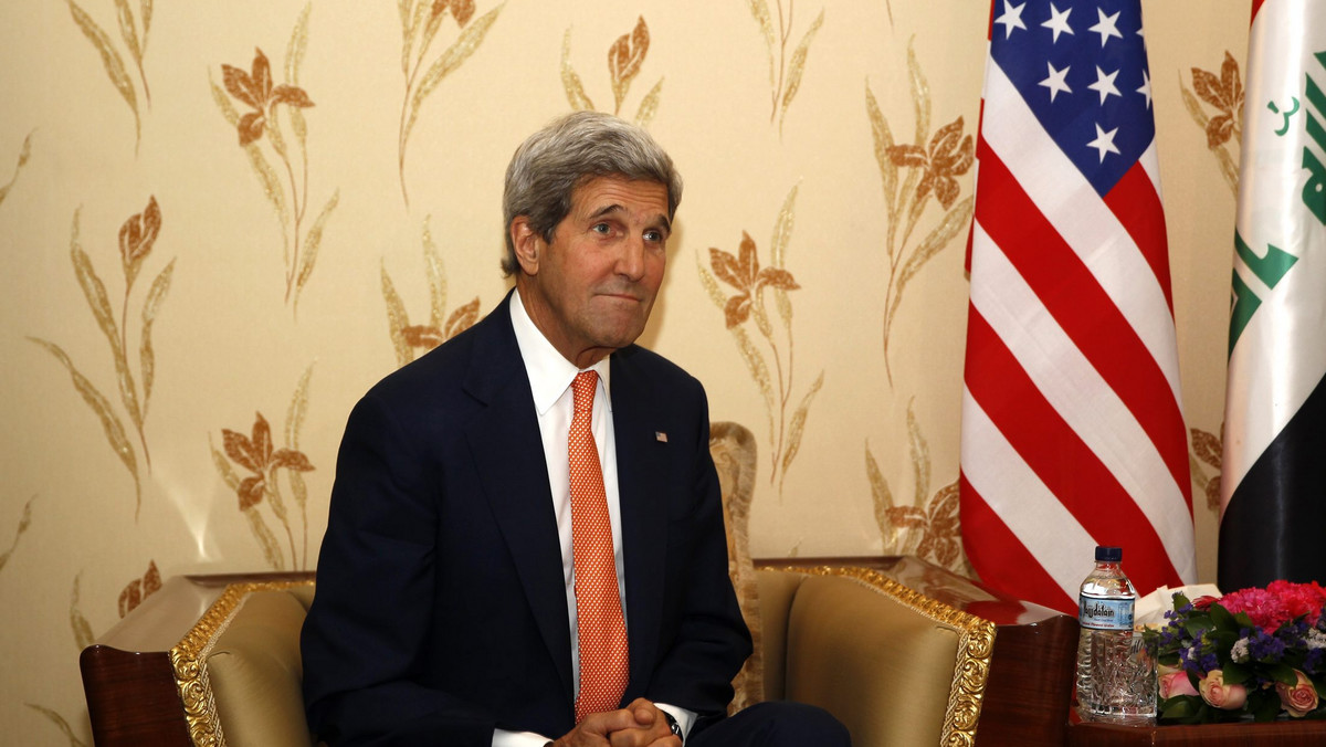 Sekretarz stanu USA John Kerry wezwał rządzących w Iraku szyitów, aby przekazali więcej władzy politycznym oponentom w kraju ogarniętym sunnicką rebelią. Zapewnił też, że pomoc Waszyngtonu dla Bagdadu w walce z rebeliantami będzie "mocna i trwała".