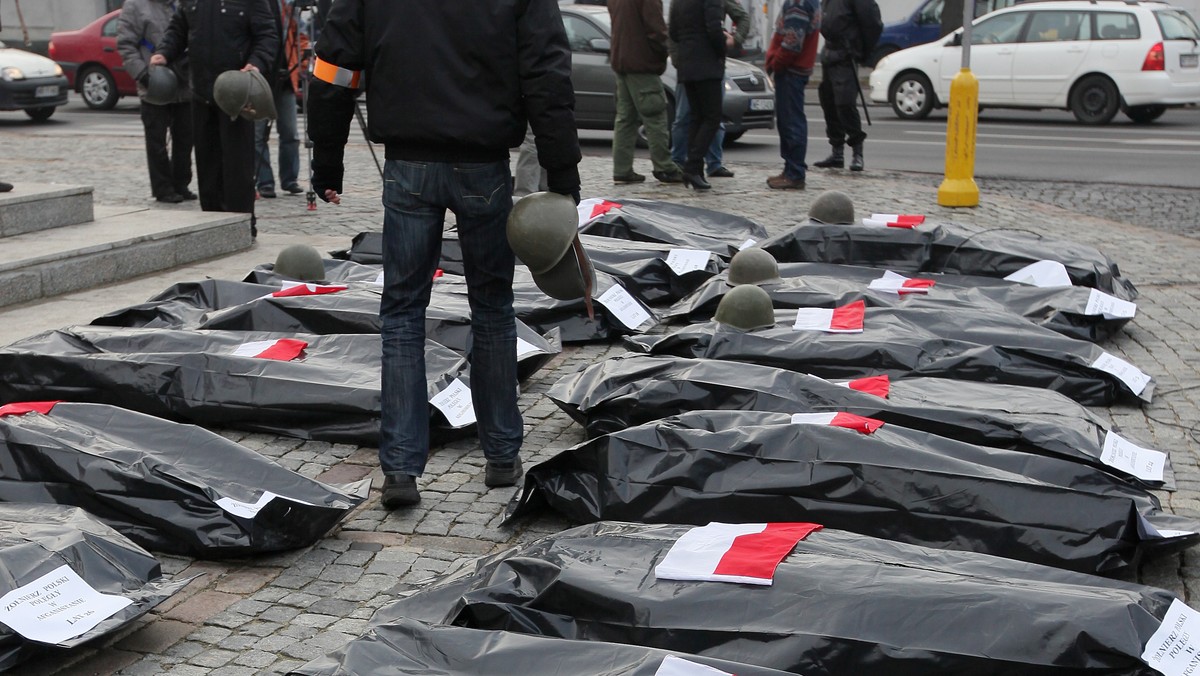 Antywojenną manifestację przeciwko przedłużaniu obecności polskich żołnierzy w Afganistanie zorganizował dzisiaj w Warszawie Ruch Poparcia Janusza Palikota.