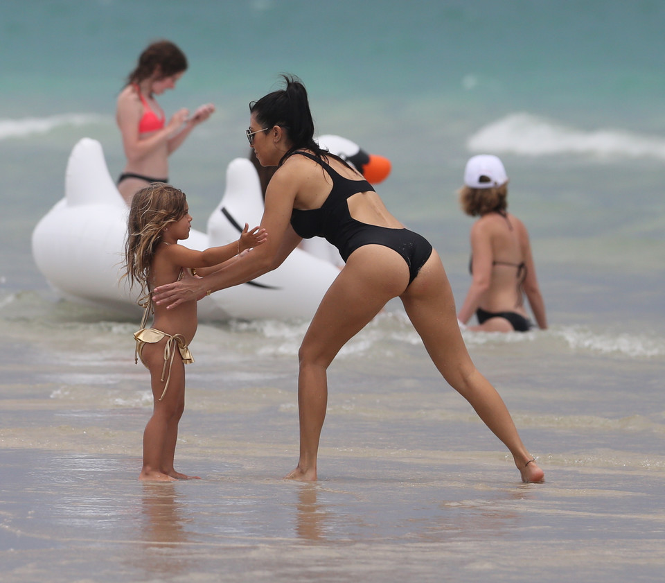Kourtney Kardashian na plaży z dziećmi