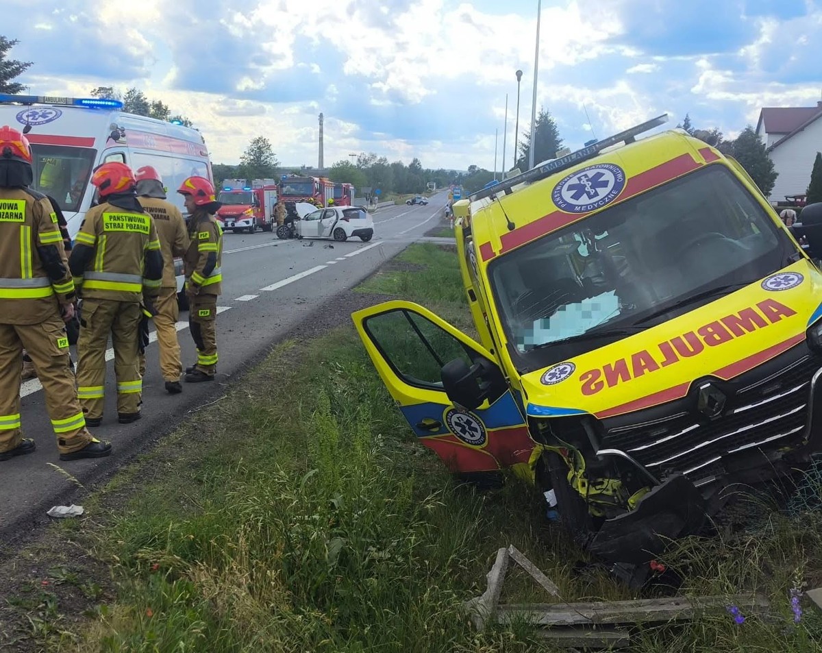 Karetka wiozła pacjenta. Doszło do wypadku. Są ranni