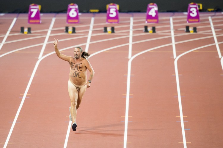 Ten 'lekkoatleta' na MŚ wystartował całkiem nagi