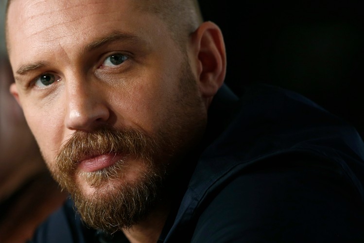 Tom Hardy na konferencji prasowej twórców filmu 'Mad Max' w czasie Festiwalu w Cannes
