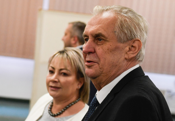 Milos Zeman i jego żona Ivana w punkcie wyborczym