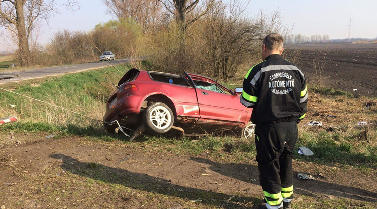 Hídkorlátnak ütközött és árokba csapódott egy személygépkocsi /Fotó: Blikk