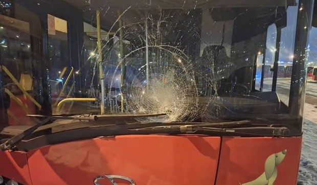 Deca ledenicama razbila autobus
