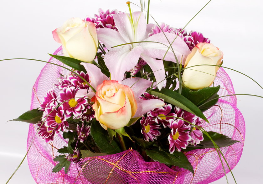 Których kwiatów lepiej unikać w prezencie ślubnym, by nie popełnić faux pas?