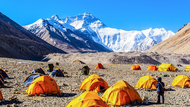 W obozie pod Mount Everest w Nepalu co najmniej 100 zakażonych; władze zaprzeczają