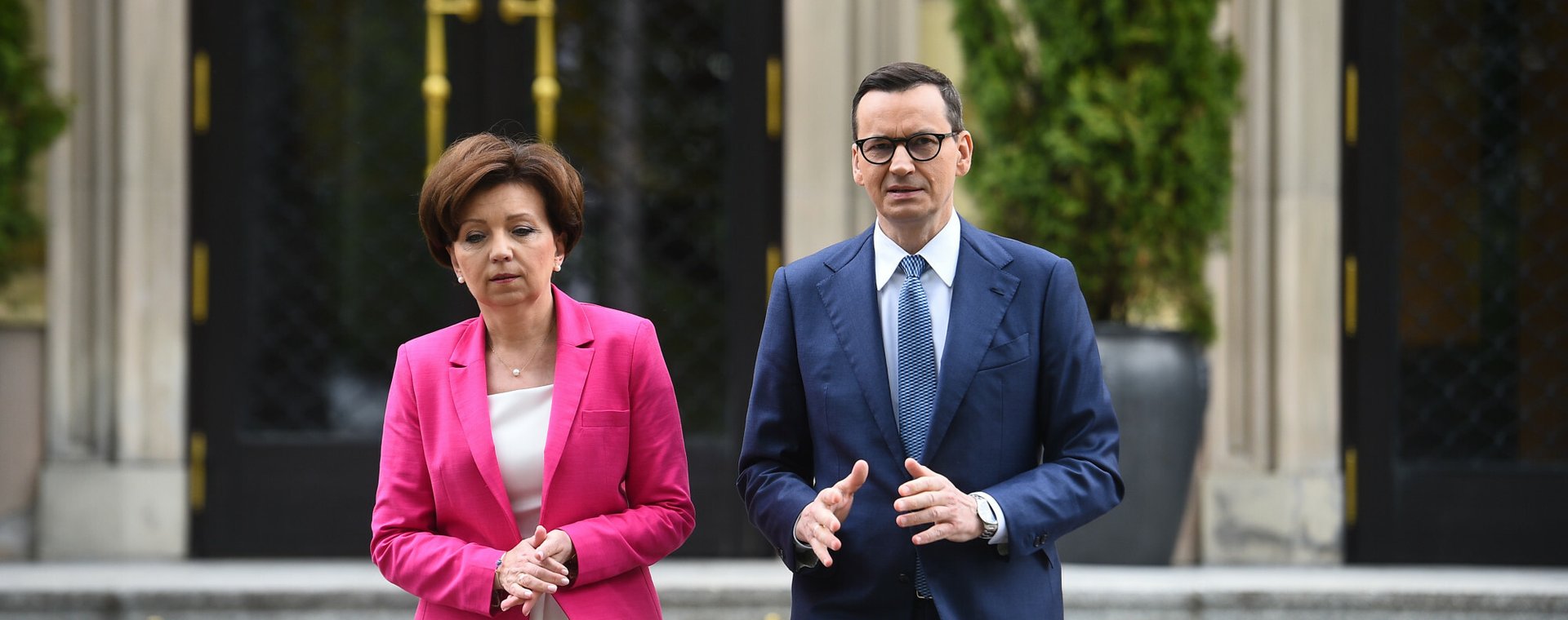 O ostatecznej wysokości płacy minimalnej zdecyduje rząd. Na zdjęciu premier Mateusz Morawiecki i minister rodziny i polityki społecznej Marlena Maląg