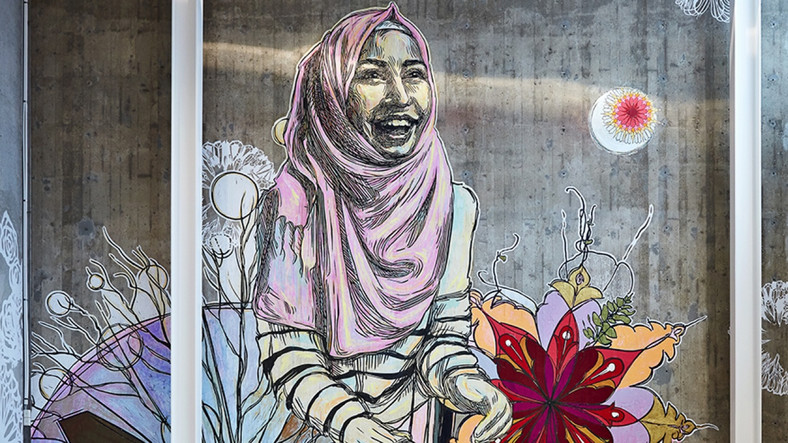 Mural z dziewczynką-uchodźcą