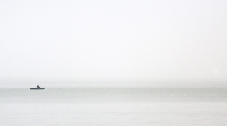 Egy alkalmazás segített megtalálni a ködben eltűnt horgászt a Balatonon / Fotó: MTI / Varga György