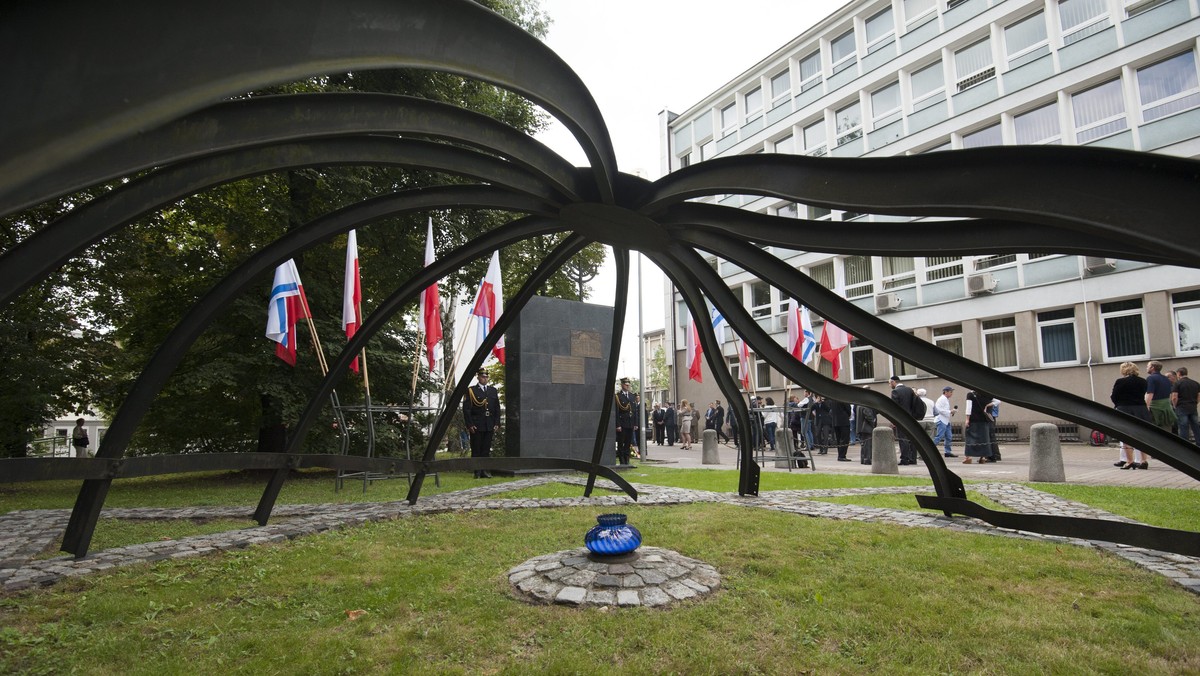 W Białymstoku uczczono w poniedziałek, w 75. rocznicę początku likwidacji miejscowego getta, pamięć ofiar. Według historyków w ciągu ośmiu dni hitlerowcy wywieźli wtedy do obozów zagłady ok. 10-12 tys. osób, a 2 tys. Żydów zamordowali na miejscu.