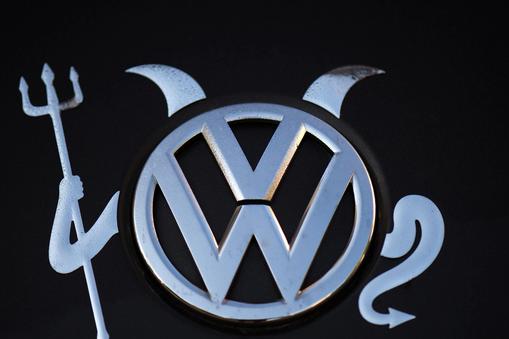 Volkswagen logo spaliny