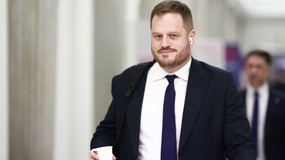 Dziennikarz chciał ubrać polityka w specyficzną czapkę z USA. Afera w studiu TVP Info