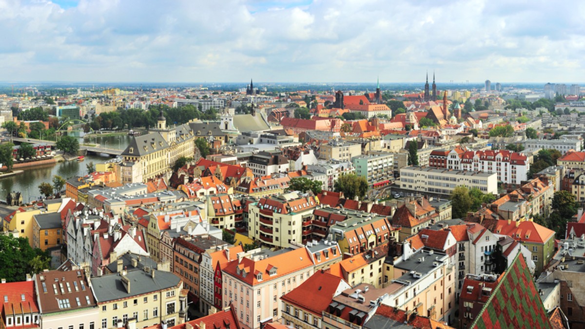 Świeć, Edukuj, Wspieraj! – pod takim hasłem celebrowany będzie kwiecień jako Miesiąc Wiedzy na Temat Autyzmu w Polsce. Organizatorzy zachęcają do przyłączenia się do akcji i włączenia  2 i 3 kwietnia niebieskiej iluminacji. W tych dniach kolor niebieski jest symbolem solidarności z osobami z autyzmem. Można więc także np. założyć ubranie w tym kolorze - czytamy na stronie Wroclaw.pl.