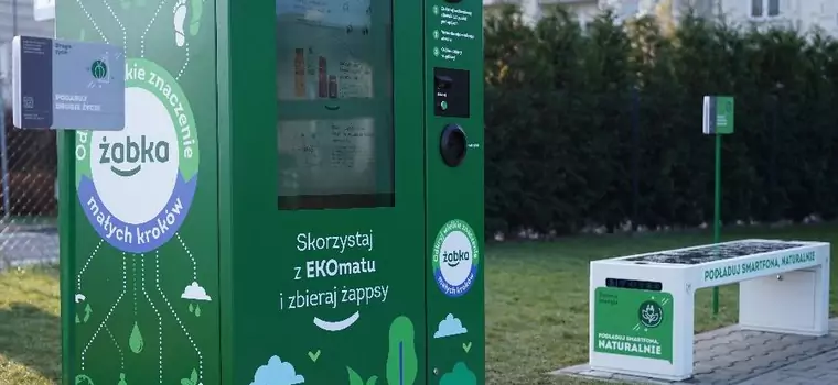 Obok sklepów Żabka stają specjalne automaty. Wyjaśniam, jak pozwalają oszczędzić