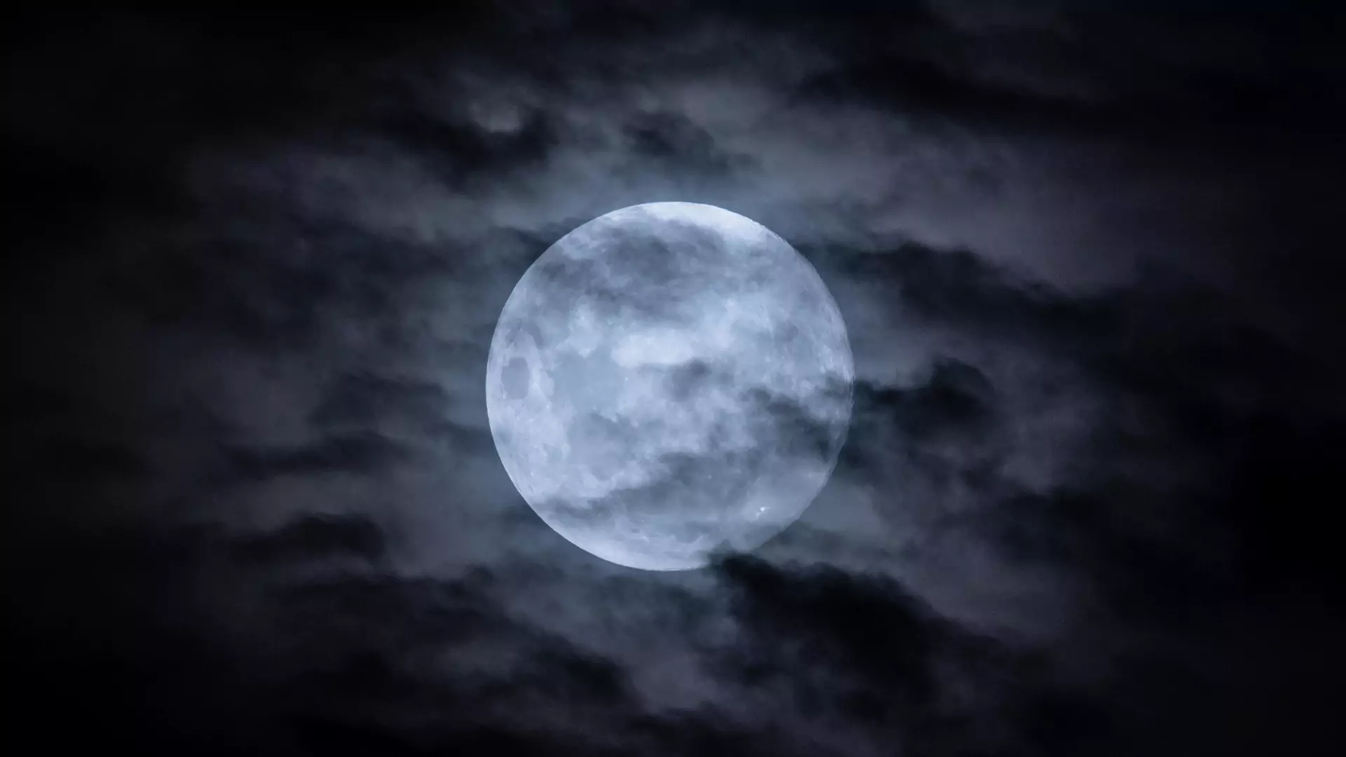 Jak Niebieski Księżyc wpłynie na twój znak zodiaku? Sprawdź