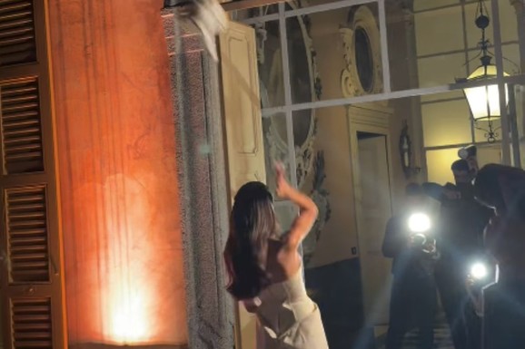 EVO KO JE UHVATIO BIDERMAJER NA VENČANJU TAMARE KALINIĆ Ova srećnica je pala na kolena, pa otrčala mladi u zagrljaj