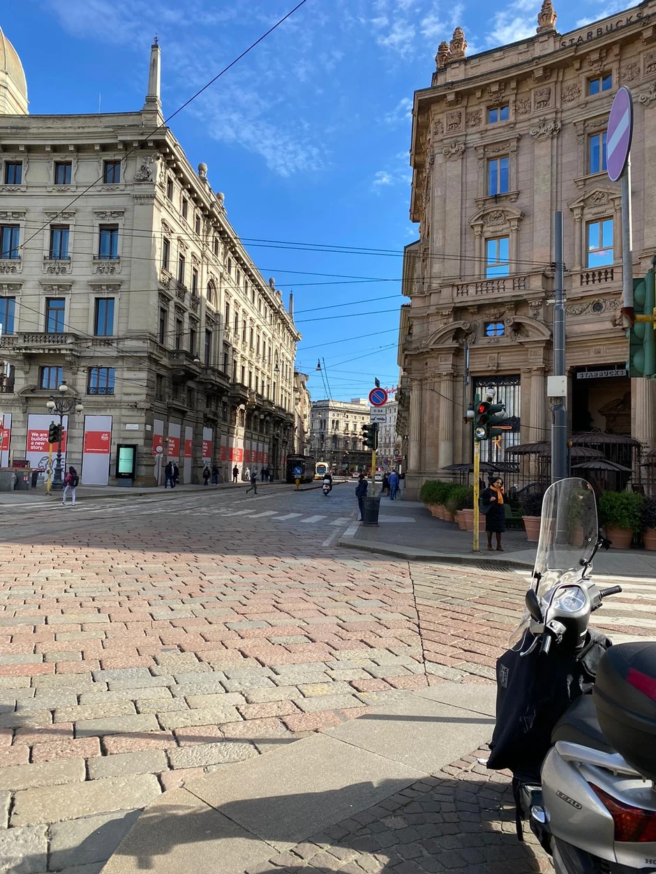 Koliko god da je korona virus zaustavila grad, žitelji Milana iz svojih domova preko kompjutera obavljaju svoje poslove