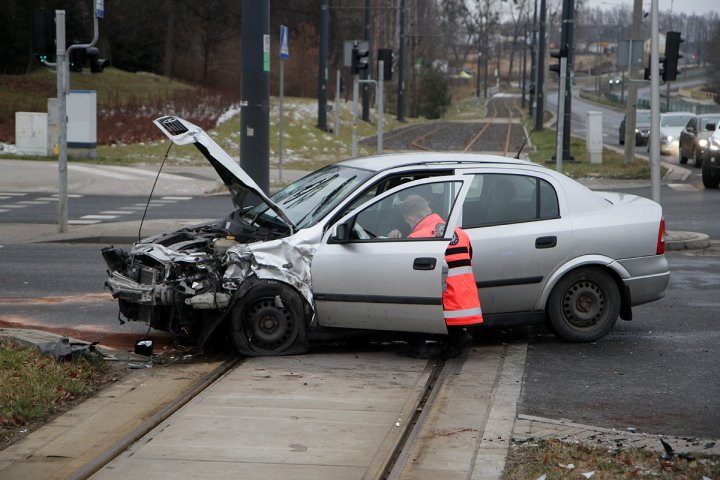 Groźne zdarzenie na ul. Tuwima. Kierująca nissanem kobieta w ciąży zderzyła się z oplem [ZDJĘCIA]