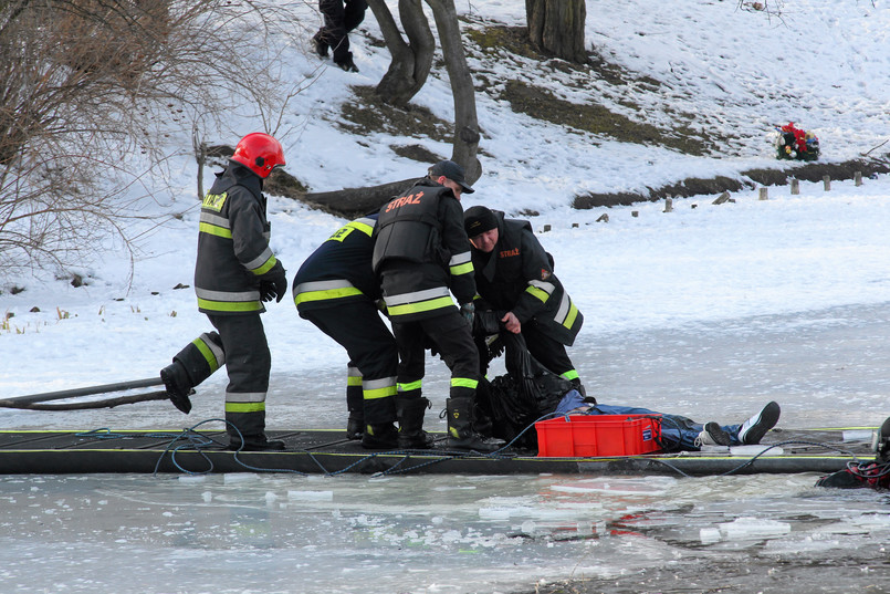 Prawdopodobnie chodziło o zakład - podaje tvnwarszawa.pl. O to, który pierwszy dobiegnie do kamienia leżącego na lodzie. Mieli do pokonania dystans około dziesięciu metrów. Lód załamał się po pięciu