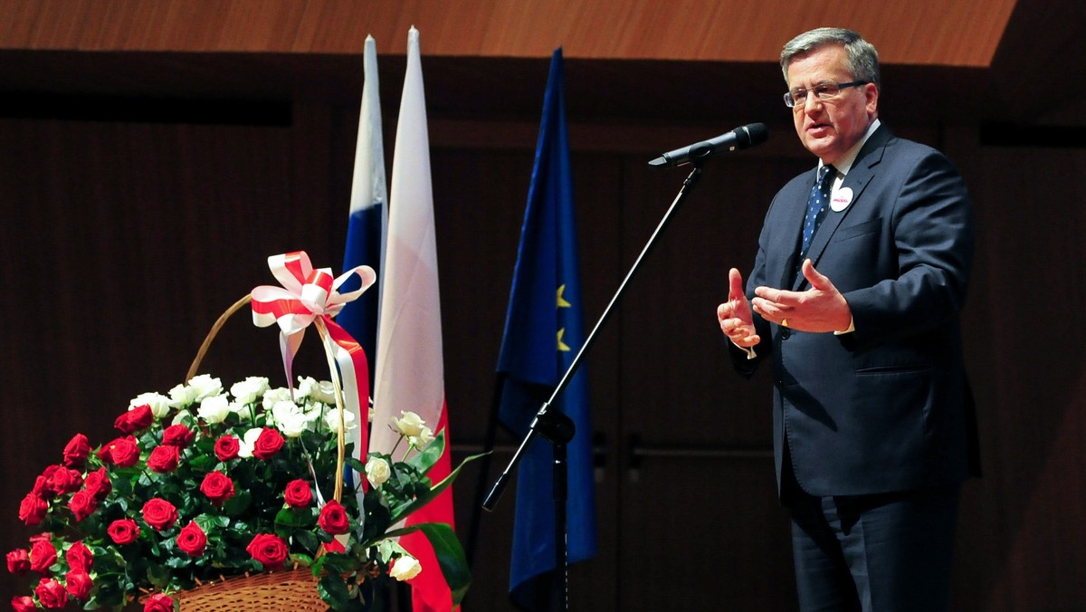 Prezydent Bronisław Komorowski spotkał się dziś rano ze stronami dialogu społecznego w Polsce - szefami związków zawodowych, organizacji pracodawców i przedstawicielem rządu - ministrem pracy i polityki społecznej Władysławem Kosiniakiem-Kamyszem.