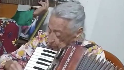 Grająca na akordeonie 90-latka z Brazylii podbija sieć