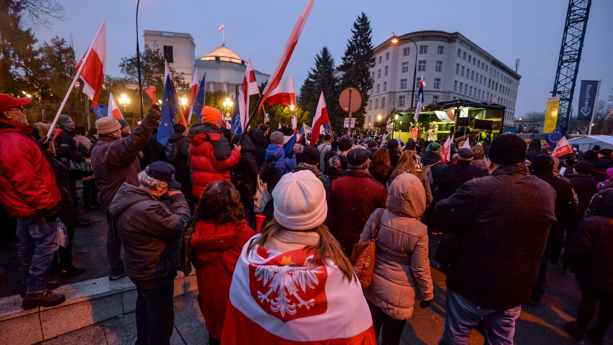 O przeciwstawianie się próbom destabilizacji sytuacji w kraju zaapelowali członkowie Akademickich Klubów Obywatelskich z całej Polski. Zdaniem AKO, wydarzenia ostatnich dni dowodzą, że opozycja „zerwała związek intelektualny z polską rzeczywistością”.