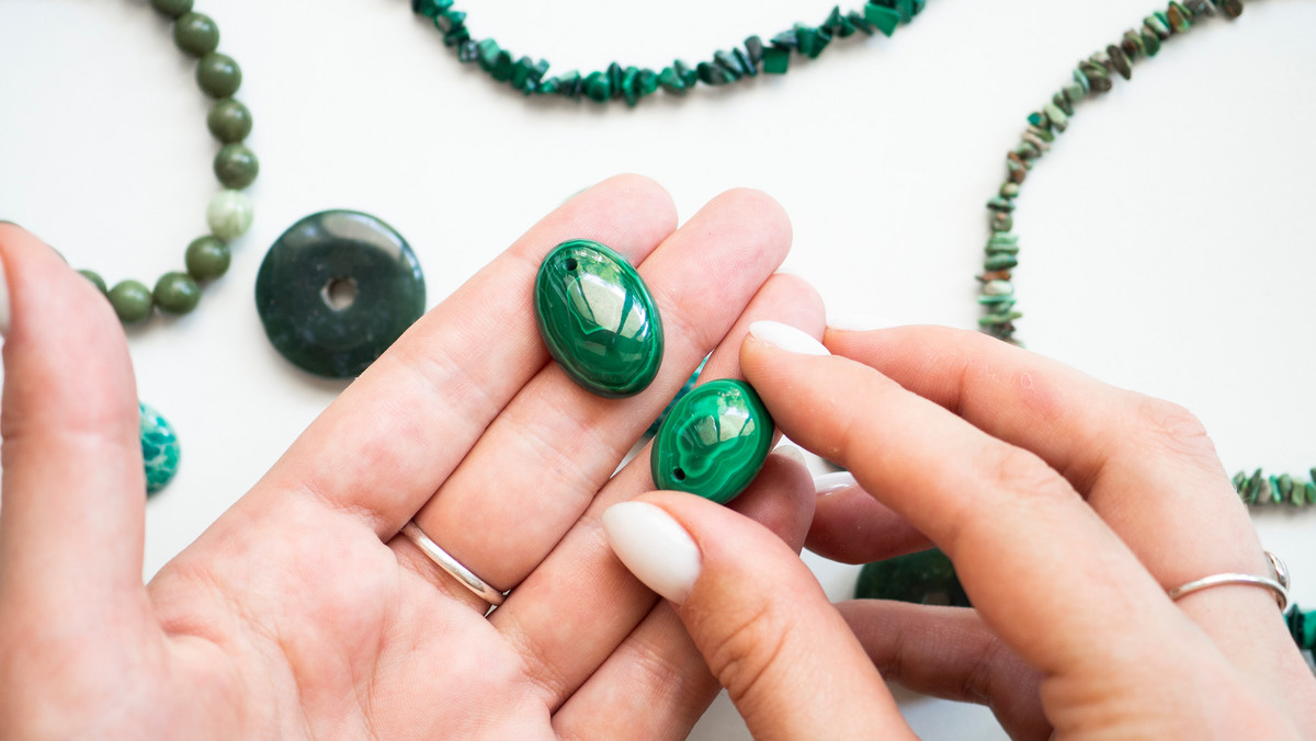 Biżuteria z zielonymi kamieniami. Piękna i szlachetna