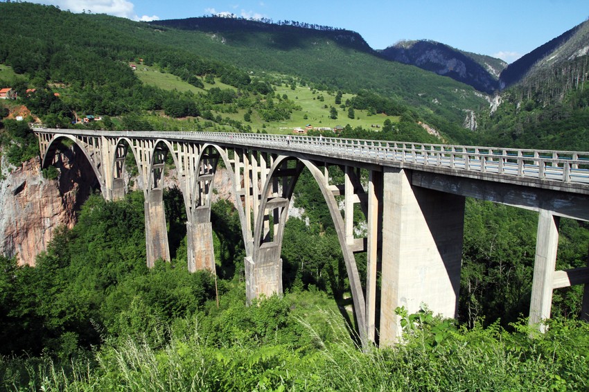 Radnik je pao u provaliju, a devojka i dečak su skočili s mosta