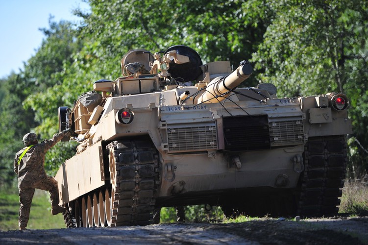 Drawsko Pomorskie (woj. zachodniopomorskie).  Transport amerykańskich czołgów M1 Abrams i transporterów opancerzonych M2A3 Bradley przyjechał na poligon Centrum Szkolenia Wojsk Lądowych w Drawsku Pomorskim (2) <br><br> (zuz) PAP/Marcin Bielecki