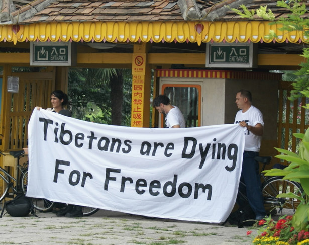 Protesty w Tybecie są coraz silniejsze. Było to pierwsze samospalenie, ktorego dokonała kobieta.