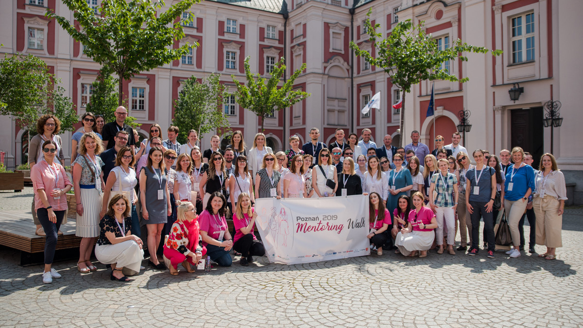 Vital Voices Chapter Poland, który jest częścią międzynarodowej organizacji założonej przez Hillary Clinton i Madeleine Albright na rzecz wspierania kobiet-liderek, organizuje doceniony na całym świecie Mentoring Walk. Wydarzenie odbędzie się w trzech miastach Polski, w tym po raz pierwszy w Krakowie. 