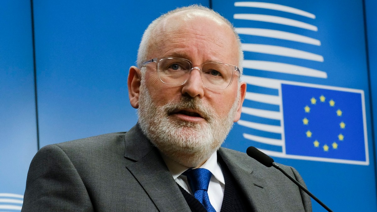 Prowadzimy z Polską dialog, dalsze kroki zależą od oficjalnej odpowiedzi strony polskiej - powiedział dziś wiceszef KE Frans Timmermans po spotkaniu ministrów ds. europejskich krajów UE, na którym referował stan rozmów z Warszawą na temat praworządności.