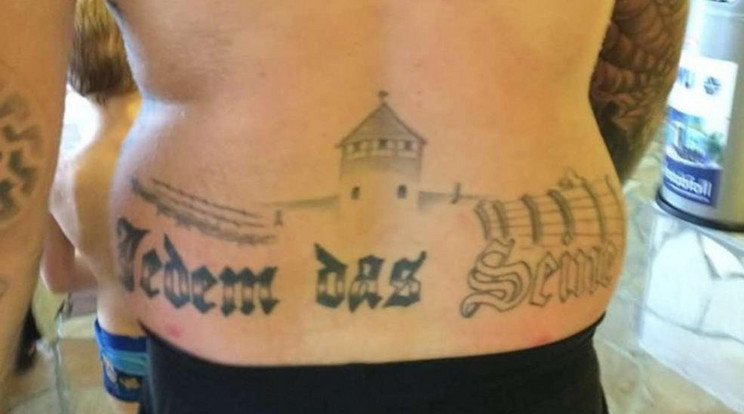 Egy koncentrációs tábort ábrázol a politikus tetoválása / Fotó: Facebook