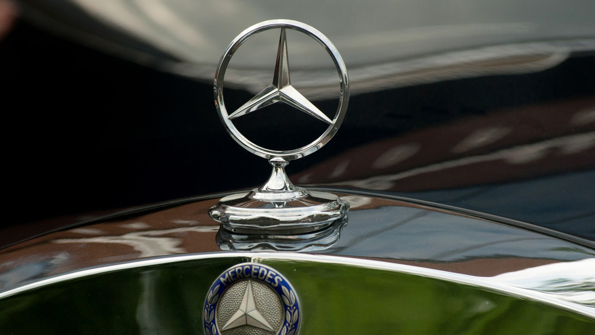 Koncern samochodowy Mercedes-Benz zdecydowanie odciął się od kontrowersyjnego spotu reklamowego nakręconego w ramach pracy dyplomowej przez trzech studentów szkoły filmowej w Ludwigsburgu.