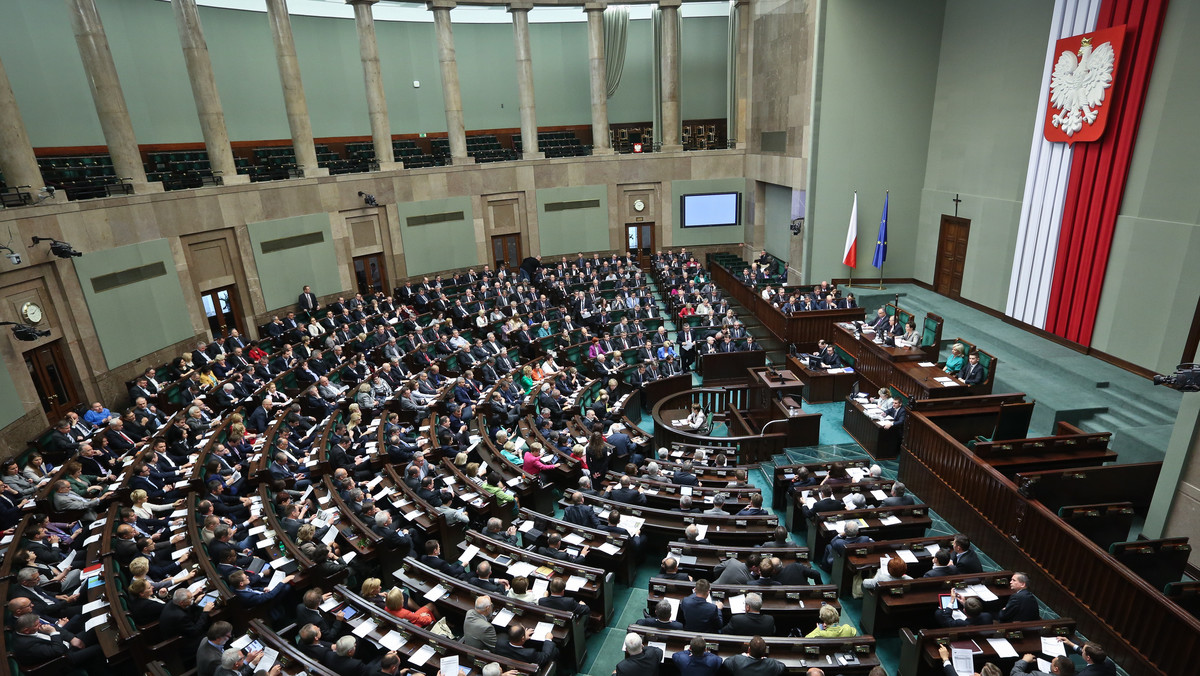 Spora część posłów PO jest przeciw legalizacji uboju rytualnego, na której szczególnie zależy ludowcom - informuje "Rzeczpospolita".
