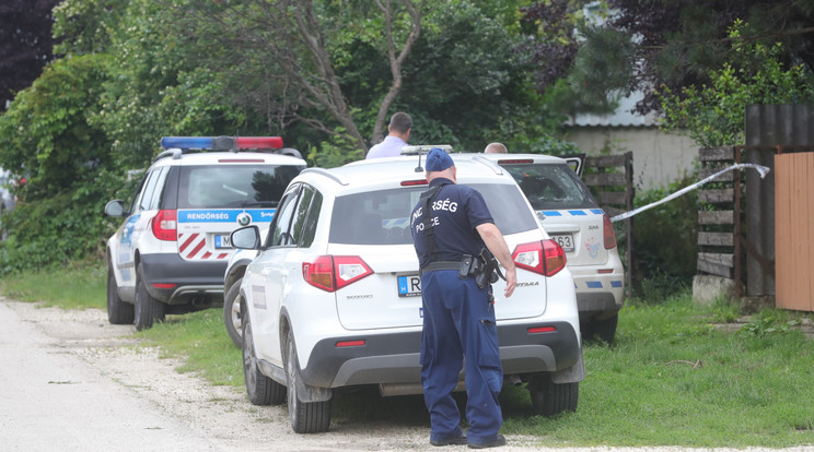 A rendőrök házkutatást tartottak a pátyi boncmestre házánál / Fotó: Varga Imre