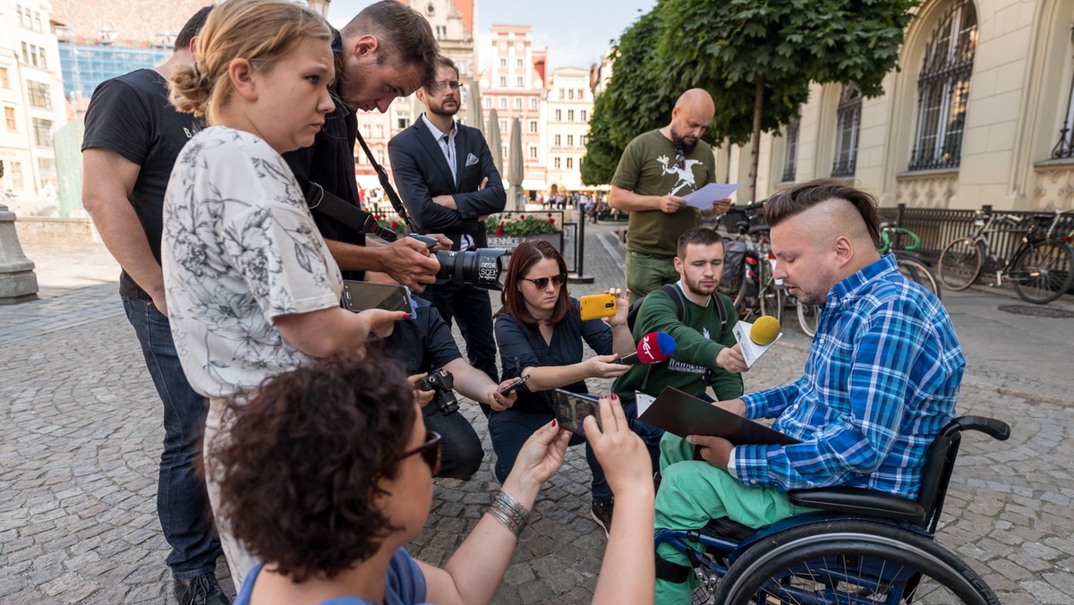 Prezydent Wrocławia Rafał Dutkiewicz zaproponował, by w Sejmie został powołany okrągły stół ws. osób niepełnosprawnych. – To dla nas sprawdzian z człowieczeństwa. Mam nadzieję, że zdamy ten egzamin – napisał Dutkiewicz w specjalnym oświadczeniu.