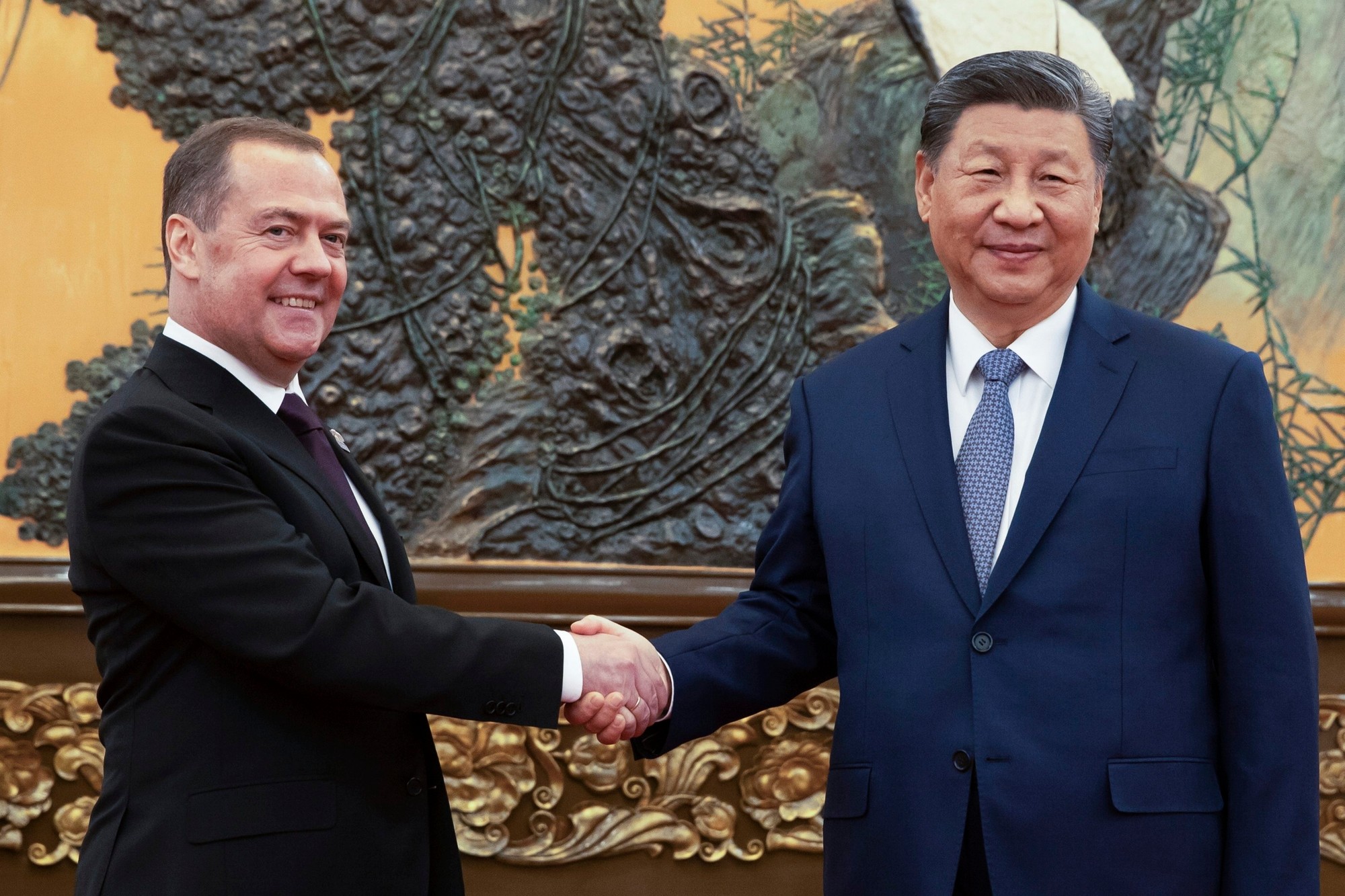Bývalý ruský prezident a podpredseda Rady bezpečnosti Ruskej federácie Dmitrij Medvedev (vľavo) a čínsky prezident Si Ťin-pching.
