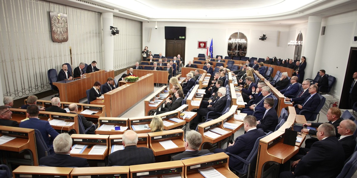 Senat przyjął nowelizację przepisów obniżającej pensje parlamentarzystów