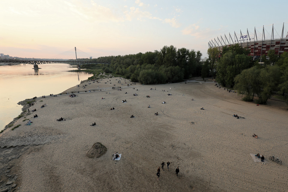 Warszawa. Mieszkańcy stolicy podczas odpoczynku na plaży nad Wisłą