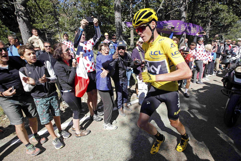 Chris Froome zderzył się z motocyklem podczas Tour de France