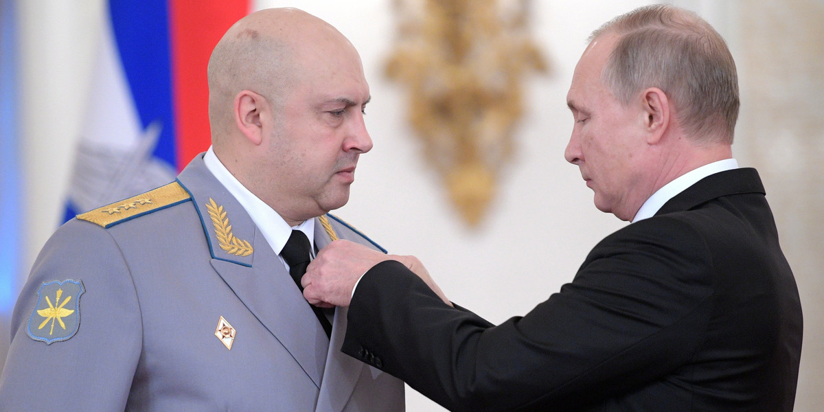 Generał Siergiej Surowikin za operację w Syrii, gdzie zginęły tysiące cywili, odznaczony został tytułem Bohatera Rosji. Teraz stanął na czele rosyjskiej armii na Ukrainie.